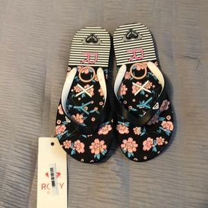 Roxy flip flops nwt sz 3